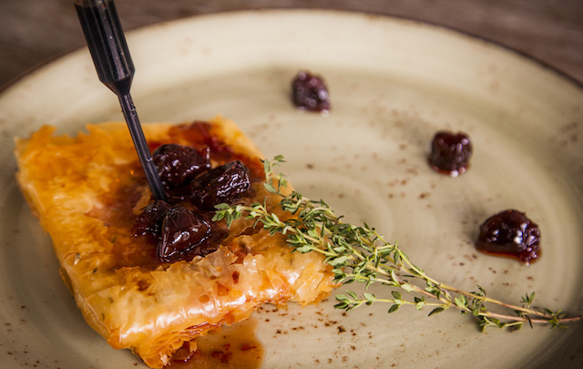 Фета, обжаренная в тесте \"Фило\", с вишневым вареньем (380 р.)